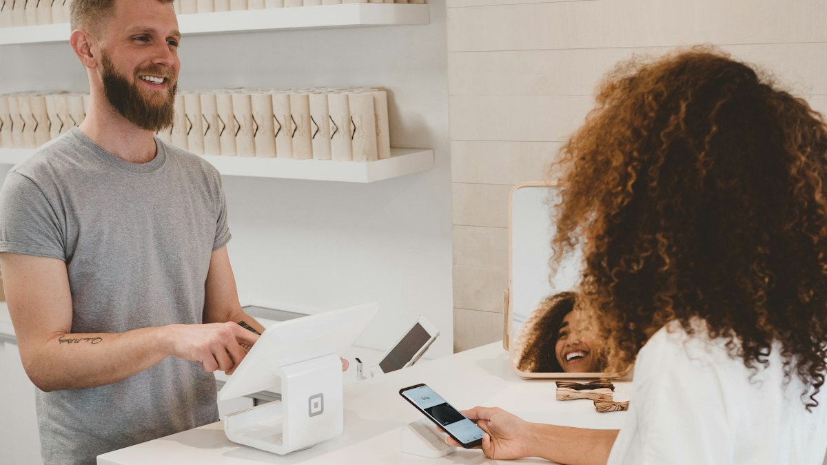 Ejecutiva comercial conversando con un cliente durante una llamada