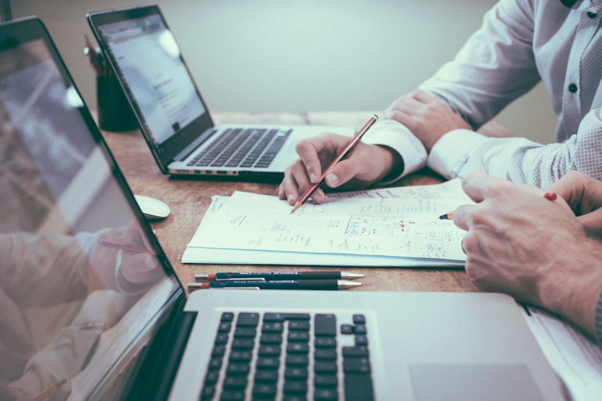 Equipo de empresa revisando candidatos para una vacante
