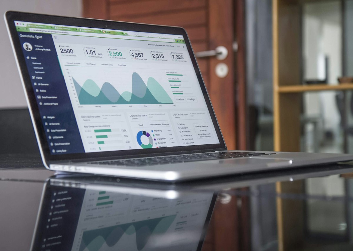 Especialista en marketing revisando métricas